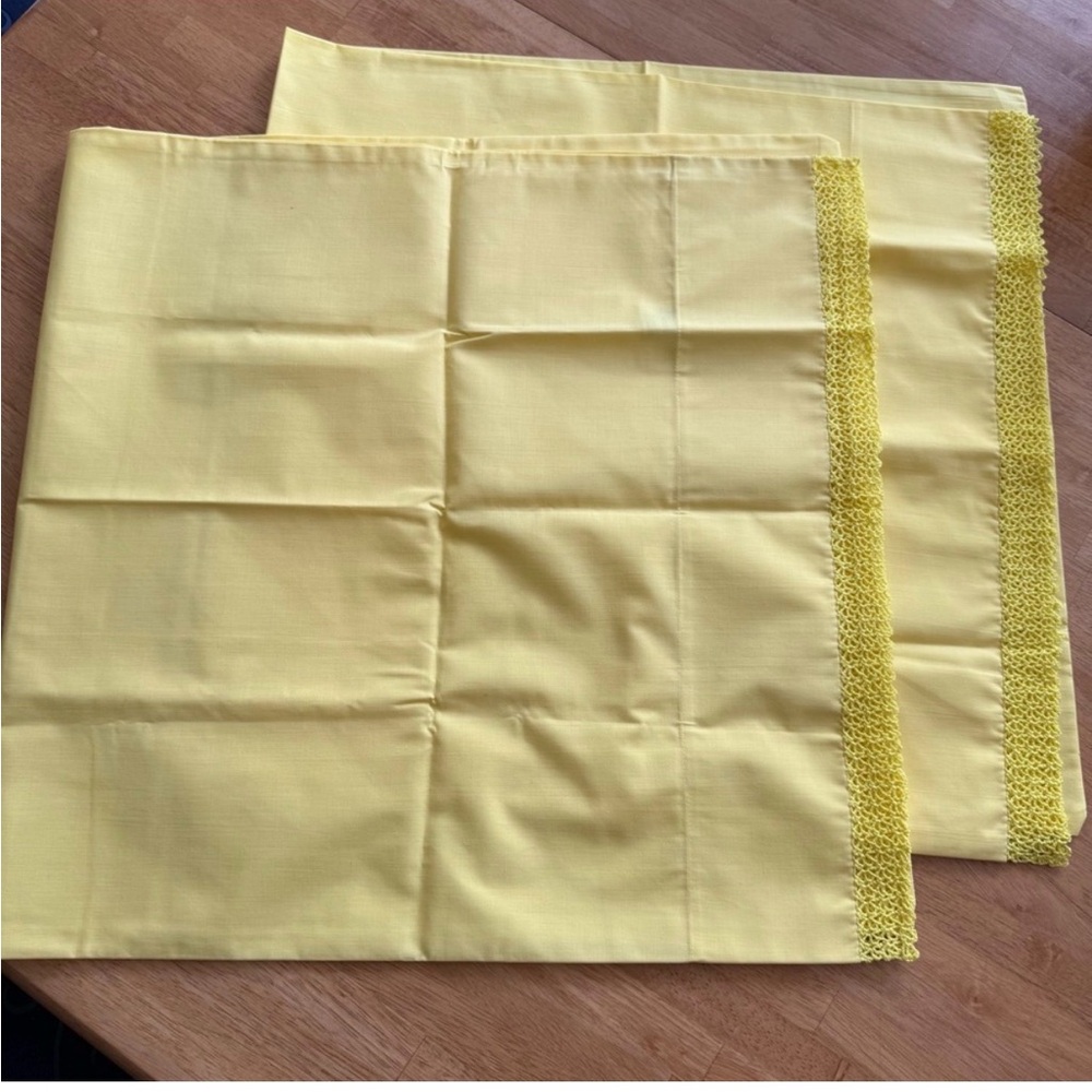 Utica J. P. Stevens Percale King Pillow Cases in Bright Sunshine Gold Yellow - Picture 2 of 4